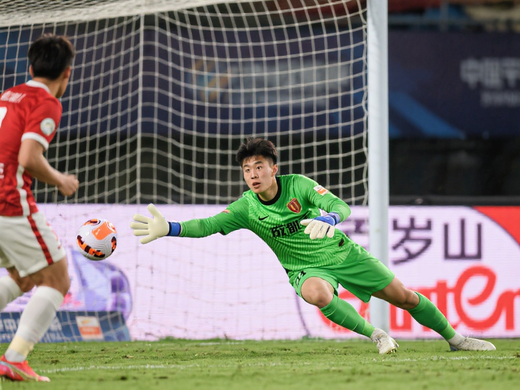 2025年中国足协女超女甲赛事裁判培训班在海口圆满举办